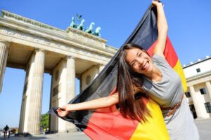 فتاة تحمل علم ألمانيا- الحصول على الجنسية الألمانية
