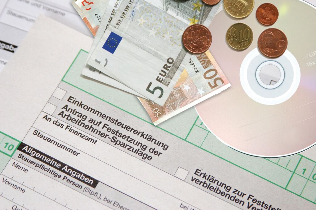 نموذج من الاقرار الضريبي في ألمانيا، وأوراق نقدية باليورو يتم استرجاعها بموجب الاقرار الضريبي