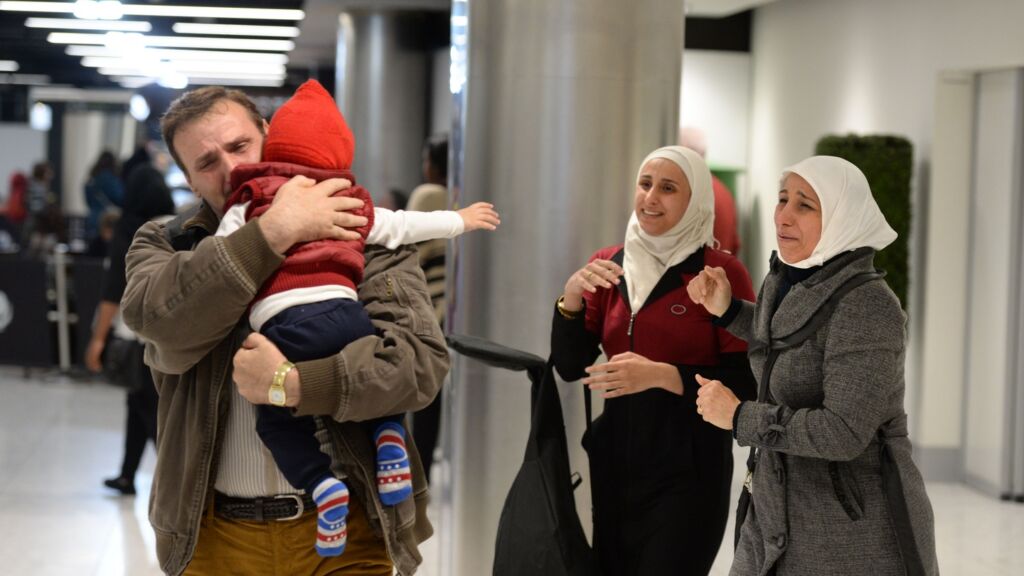 لقاء رب الأسرة بعائلته عائلة اثناء استقدامهم بلم شمل إلى السويد
