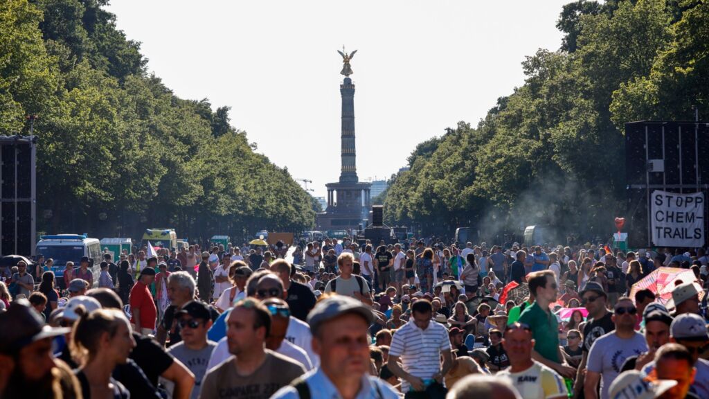 عدد كبير من الأشخاص في فرنسا- عدد سكان فرنسا