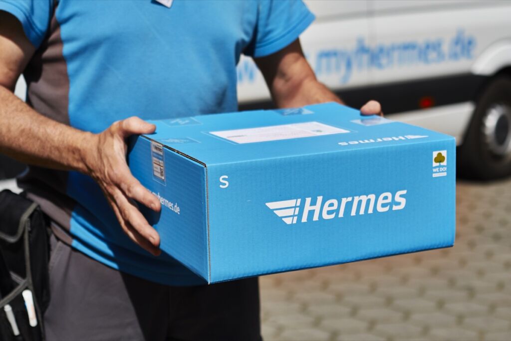 موظف شركة الشحن هيرميس Hermes يحمل بيده صندوق