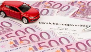 مجموعة من الأوراق النقدية بقيمة 50 يورو وسيارة حمراء اللون - تأمين السيارات في ألمانيا