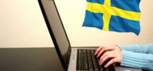 فتاة تبحث عن فرصة للعمل في السويد عبر المواقع  من الكومبيوتر المحمول