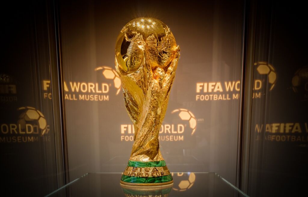 كاس كرة العالم معروض في  متحف فيفا FIFA العالمي لكرة القدم في سويسرا