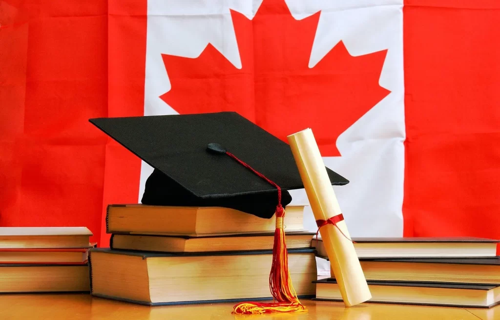 قبعة تخرج موضوعة على مجموعة من الكتب- نظام التعليم في كندا
