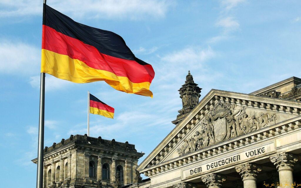 أحدى المباني المهمة في ألمانيا رفع عليها العلم الألماني- اللجوء في ألمانيا