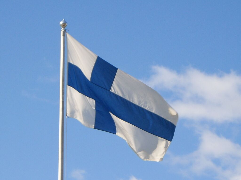 الحصول على الجنسية الفنلندية -علم فنلندا
