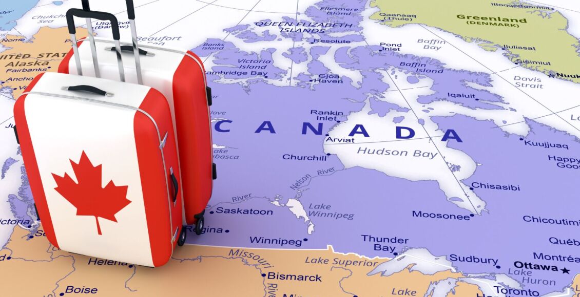 خريطة كندا وحقائب سفر عليها العلم الكندي - الهجرة العائلية إلى كندا