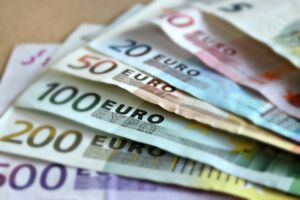 الرواتب-في-هولندا-أوراق-نقدية-بقيم-مختلفة-لليورو