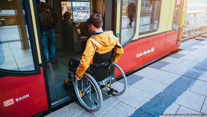 طفل مُقعد يصعد الى الحافلة - امتيازات حاملي بطاقة الإعاقة في ألمانيا