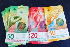 قيمة-الرواتب-في-سويسرا- عملة نقدية من فئة العشرة والعشرين والخمسين فرنك سويسري