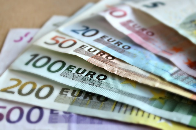 أوراق نقدية  باليورو بقيم مختلفة  تعبر عن رواتب اللاجئين السوريين في ألمانيا