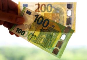 تعبيرية عن عملة ورقية بقيمة 100 يورو و200 يورو تعبر عن الرواتب في بلجيكا