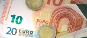 اوراق-نقدية-بقيم-مختلفة-لليورو-تعبر-عن-قيمة-الرواتب-في-البرتغال