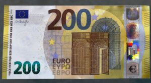 عملة نقدية بقيمة 200 يورو تعبر عن قيمة الرواتب في إيرلندا