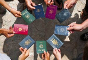 توضيحه لجوازات سفر متنوعة لطلاب ضمن برامج التبادل الطلابي في العالم