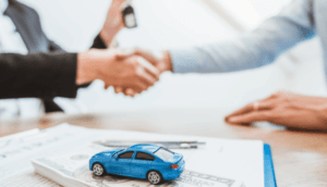 تعبيرية عن اتفاق بين بائع سيارة والمشتري وتوقيع عقد بيع سيارة بالتقسيط في ألمانيا