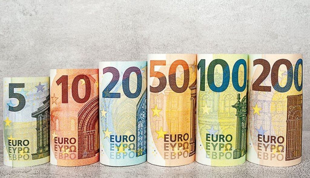عملة اليورو بفئات مختلفة - الراتب الجيد للعيش في إيطاليا 
