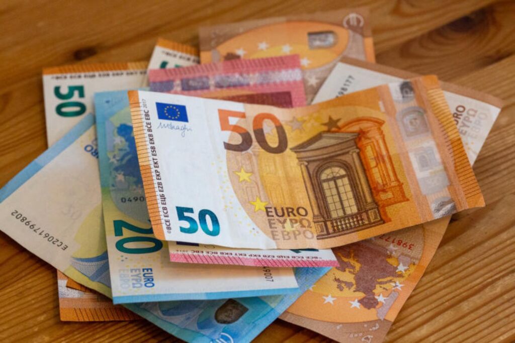 تعبيرية عن الراتب الجيد للعيش في النمسا - عملة اليورو من فئة الخمسين والعشرين 