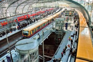 تعبيرية عن حركة القطارات داخل محطة برلين المركزية- وجود المسافرين وحركة القطارات 