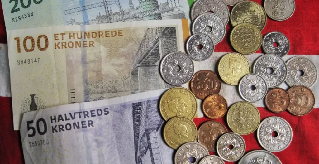 أوراق  نقدية باليورو بقيم مختلفة  تعبر عن الرواتب في الدنمارك