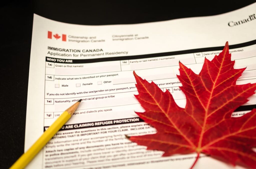 ورقة القيقب واستمارة تقديم طلب الهجرة إلى كندا من المغرب