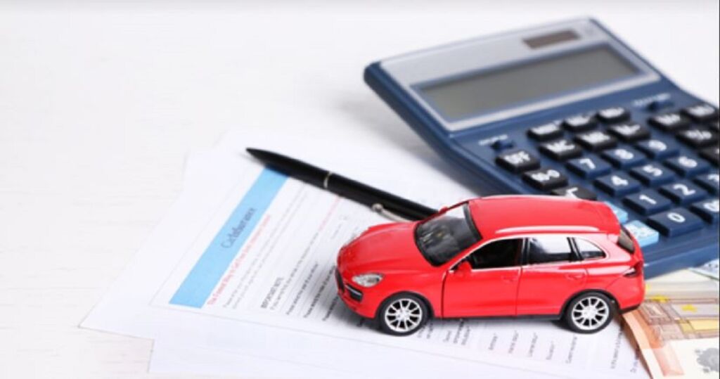 سيارة حمراء وآلة حاسبة ونموذج تأمين على السيارة- التأمين على السيارات في إسبانيا 
