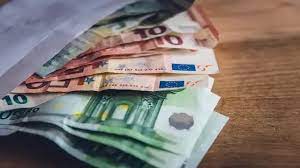 مبلغ من المال من عملة اليورو  - الراتب الجيد للعيش في اسبانيا 