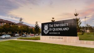  اسم جامعة كوينزلاند في أستراليا مكتوب على جدار عند مدخل الجامعة