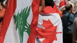 علم كندا وعلم لبنان محمول على اكتاف مجموعة من الشباب