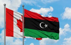 علم كندا وليبيا يرفرفان عالياً