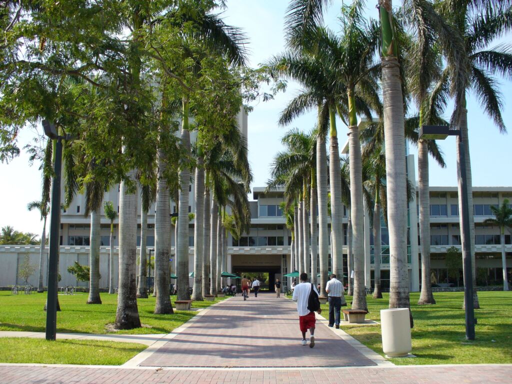 لساحة الخارجية لجامعة ميامي في أمريكا ومجموعة من الطلاب  كتوجهين نحو مبنى الجامعة
