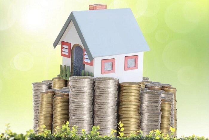 هيكل منزل مصغر مع نقود معدنية - التأمين على المنازل في بلجيكا