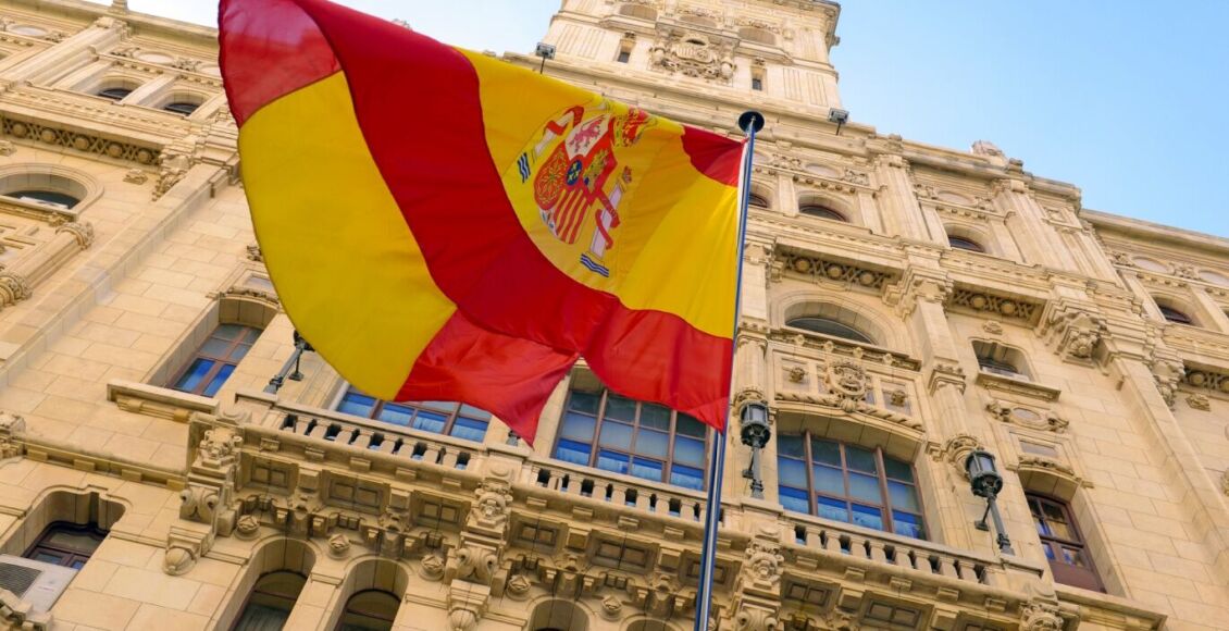 مبنى تاريخي مع علم اسبانيا - فتح مشروع تجاري في إسبانيا