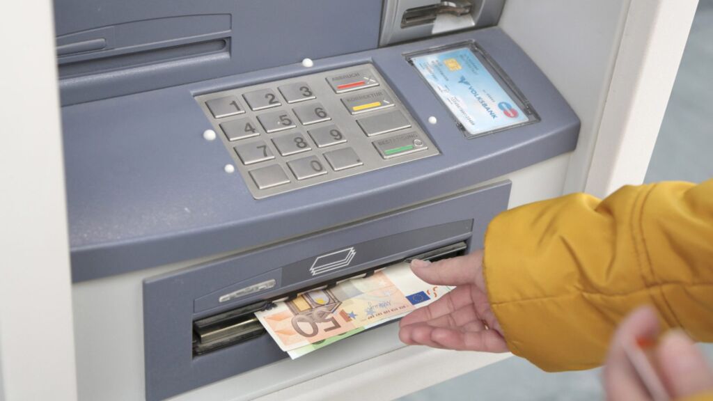 إحدى الصرافات الآلية في النمسا - فتح حساب بنكي في النمسا 