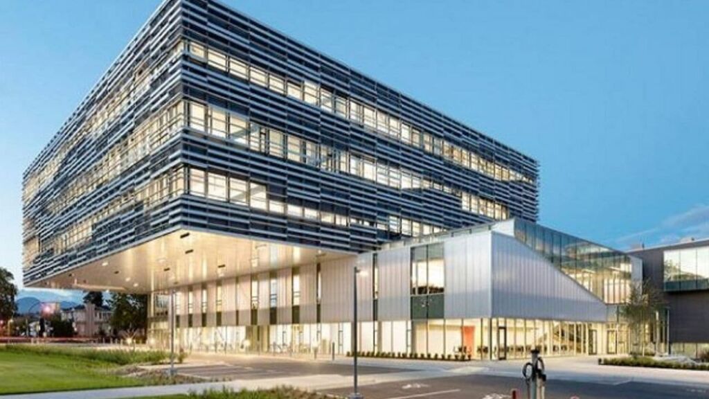 البناء الخارجي لجامعة لانجارا في كندا- منحة جامعة لانجارا في كندا