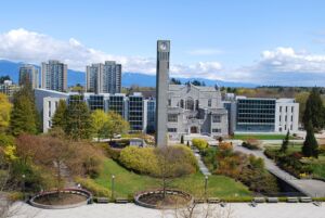 الوجهة الأمامية لمبنى جامعة شمال كولومبيا البريطانية في كندا