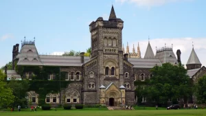 شكل بناء جامعة تورنتو في كندا من الخارج