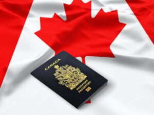 علم كندا مع جواز سفر  اثناء عملية تقديم طلب الهجرة إلى كندا لليمنيين