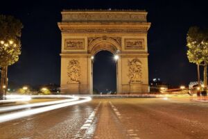 قوس النصر  في باريس من أهم المعالم السياحية في باريس