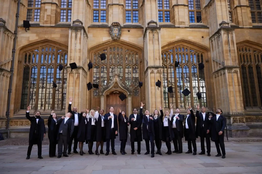 مجموعة من الخريجين الجامعيين ضمن منحة ماجستير إدارة الأعمال في جامعة أكسفورد البريطانية 