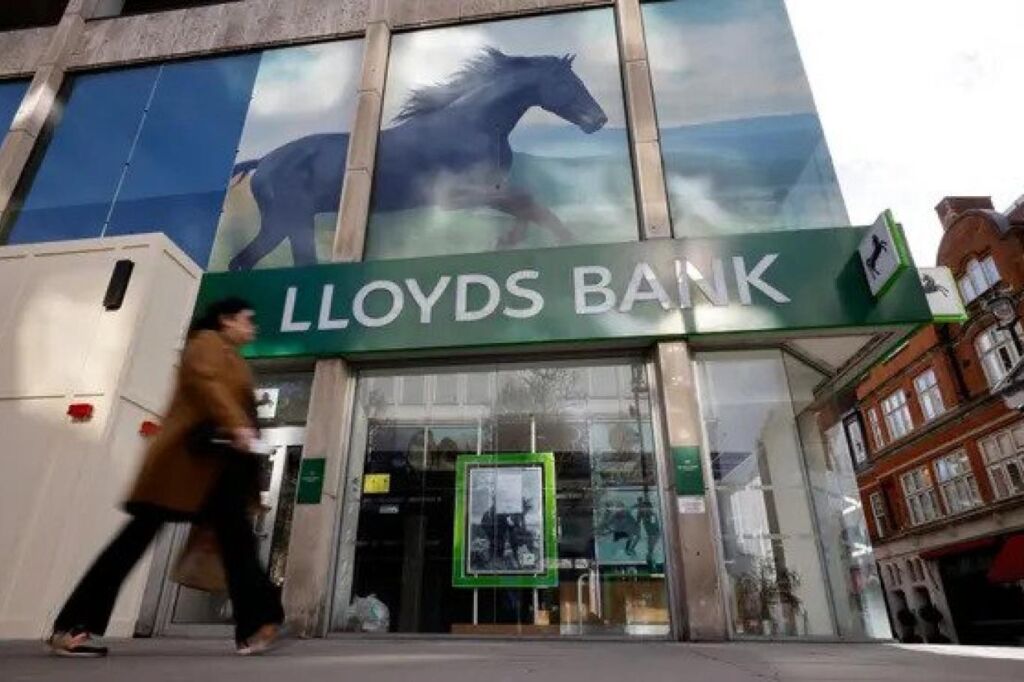إحدى فروع  بنك لويدز (Lloyds Banking Group) في المملكة المتحدة 