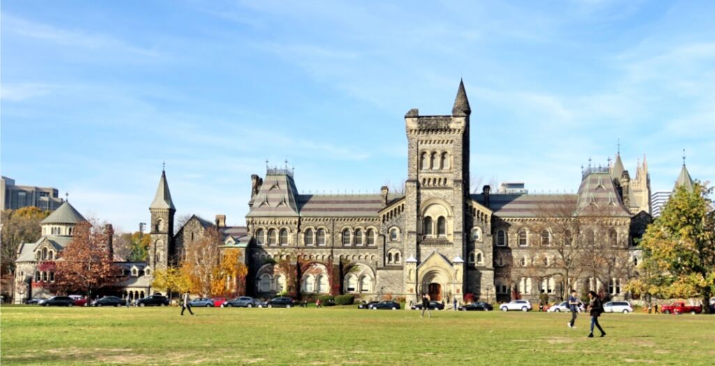 البناء الخارجي لجامعة تورنتو الكندية  و منحة ليستر بي بيرسون في كندا التي تقدمها الجامعة