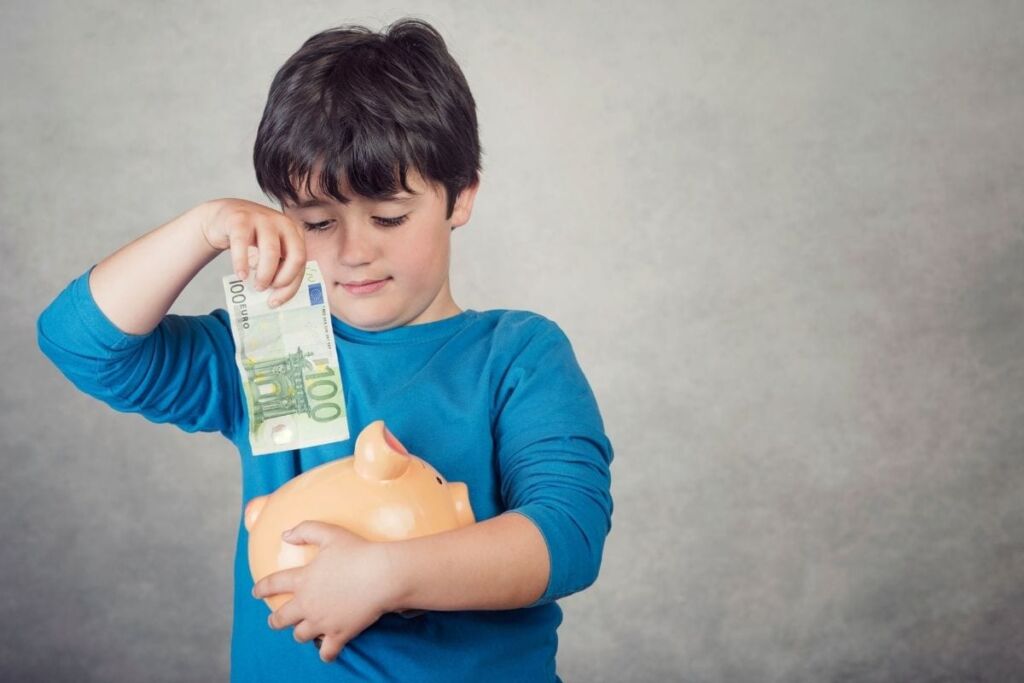 طفل يدخر بعض المال - تكاليف تربية الأطفال في هولندا