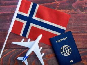تعبيرية- جواز سفر وعلم النرويج وطائرة سفر ضمن تأشيرة الدراسة في النرويج