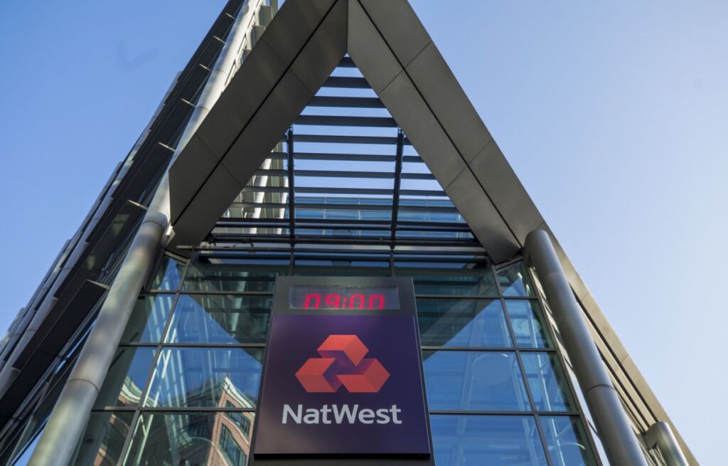 لوغو بنك نات ويست (NatWest) في المملكة المتحدة