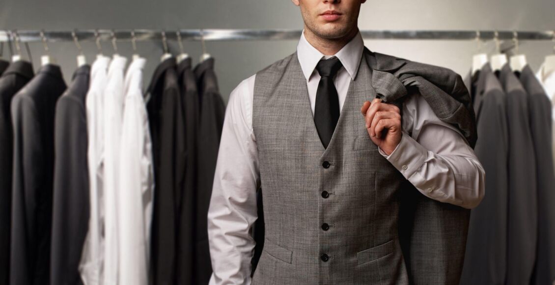 رجل يرتدي بدلة رسمية - أفضل ماركات الملابس الرجالية في فرنسا