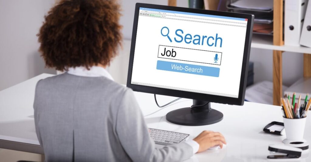 فتاة تبحث عن فرصة عمل في ألمانيا عبر المواقع الالكترونية 