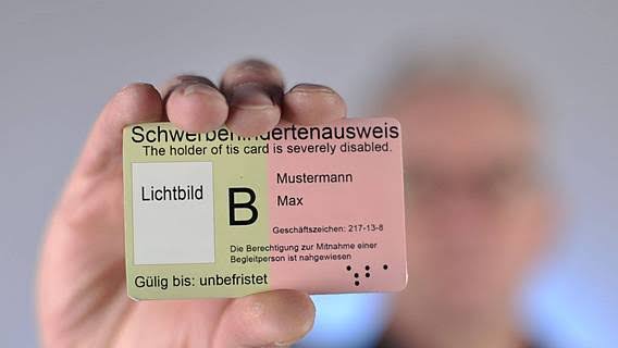 إحدى الأشخاص يبرز بطاقة الإعاقة في ألمانيا