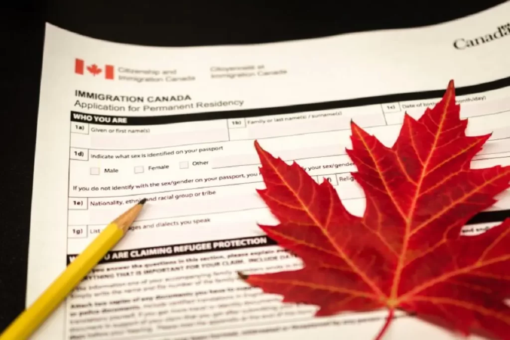 استمارة تقديم طلب اللجوء إلى كندا و ورقة القيقب شعار كندا